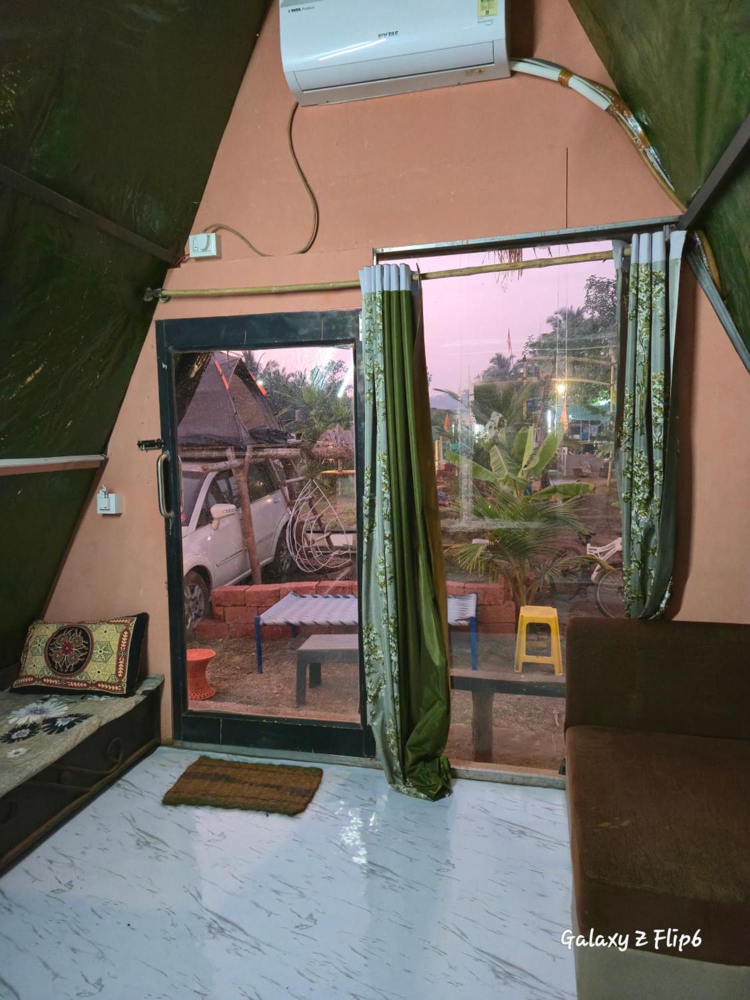 Sea Touch Beach Resort Harihareshwar Bilik gambar